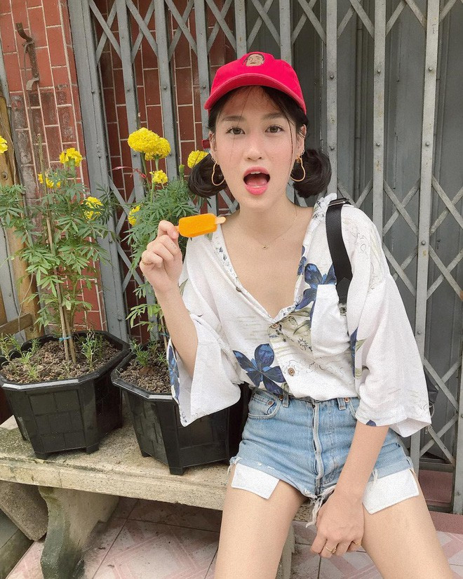 Quần jean ngắn mix với sơ mi hoặc áo blouse. Phong cách này giúp các bạn nữ kín đáo hơn nhưng nhưng vẫn không kém phần "ểnh ương" và rất ra chất thời trang nghỉ mát.