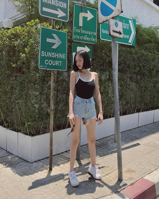 Riêng các cô nàng thích mặc sexy và muốn khoe body chuẩn, đừng quên mang theo bodysuit để mặc với quần short jean.