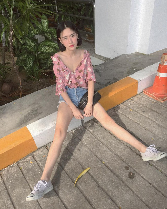 Nếu thích phong cách năng động, trẻ trung, bạn hãy diện jean shorts sơ vin với áo sơ mi họa tiết và hoàn thiện set đồ với giày sneaker. Trong trường hợp bạn thích sự nữ tính, nhẹ nhàng, áo blouse dáng rộng nhẹ tênh mix cùng quần short vải thô và một đôi dép sandal.