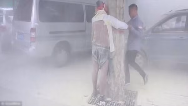 Được biết, trong bình chữa cháy chứa khí CO2 dạng bột và Nitơ làm khí đẩy. Đây là 2 chất sẽ khiến da cơ thể người bị bỏng lạnh nếu bị tiếp xúc trực tiếp. Chưa kể việc áp lực khí khi bình được bật ra có thể khiến con người bị bật ra rất nguy hiểm.