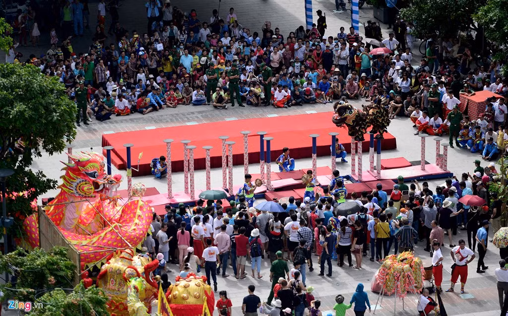 Trong buổi sáng diễn ra liên hoan, các khu vực biểu diễn thu hút hàng nghìn người dân và du khách ghé thưởng thức.