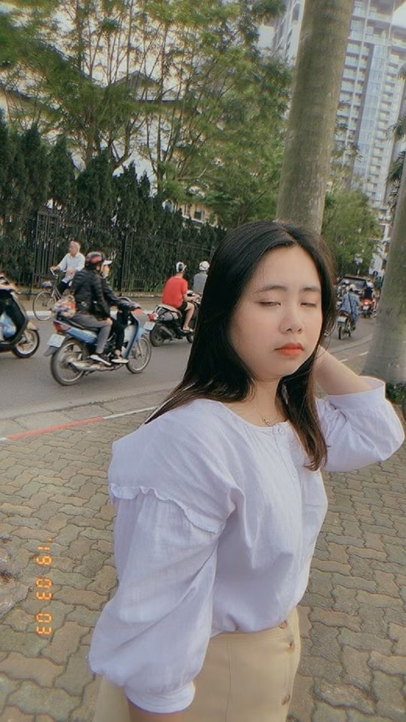 Chính bởi vậy, nhiều dân mạng đã bày kế rằng thay vì ngồi đó mà Anti các chàng người yêu chụp ảnh vô tâm thì hãy bỏ thời gian, đào tạo họ qua một lớp chụp ảnh sống ảo mà giảng viên chính là hội các chị em.