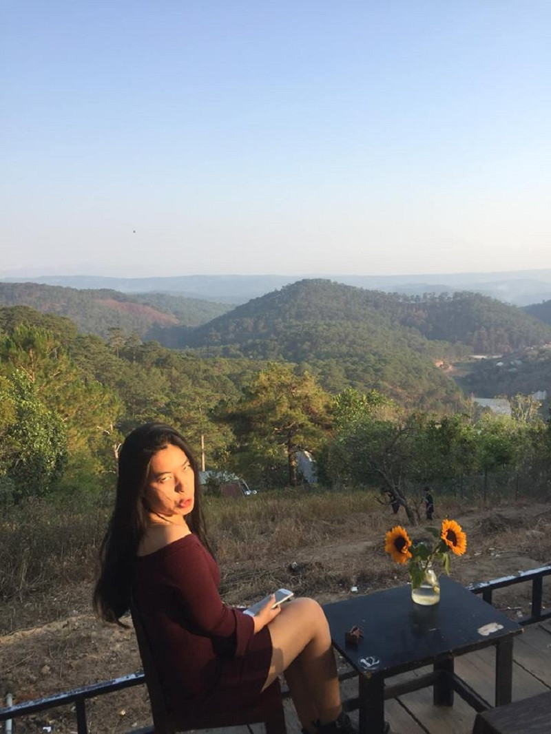 Có lẽ chính bởi vì trở thành thợ chụp ảnh bất đắc dĩ nên thường thì những tác phẩm do nhờ người yêu chụp ảnh luôn theo một phong cách... vô cùng khó đỡ. Không bị rung bị mờ thì cũng đầu to, chân ngắn, nói chung là xem một lần mà chẳng muốn ngó lại lần hai.