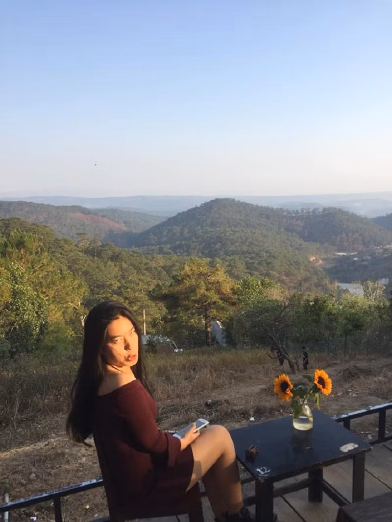 Có lẽ chính bởi vì trở thành thợ chụp ảnh bất đắc dĩ nên thường thì những tác phẩm do nhờ người yêu chụp ảnh luôn theo một phong cách... vô cùng khó đỡ. Không bị rung bị mờ thì cũng đầu to, chân ngắn, nói chung là xem một lần mà chẳng muốn ngó lại lần hai.