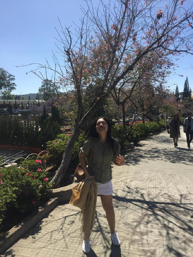 Trong bài viết của mình, M.T cho biết rằng mình rất bức xúc với cách chụp ảnh không có tâm của anh người yêu: "Nếu dư mà có hội ANTI NGƯỜI YÊU VÌ CHỤP ẢNH XẤU thì em xin phép là admin hoặc thành viên năng nổ nhất".