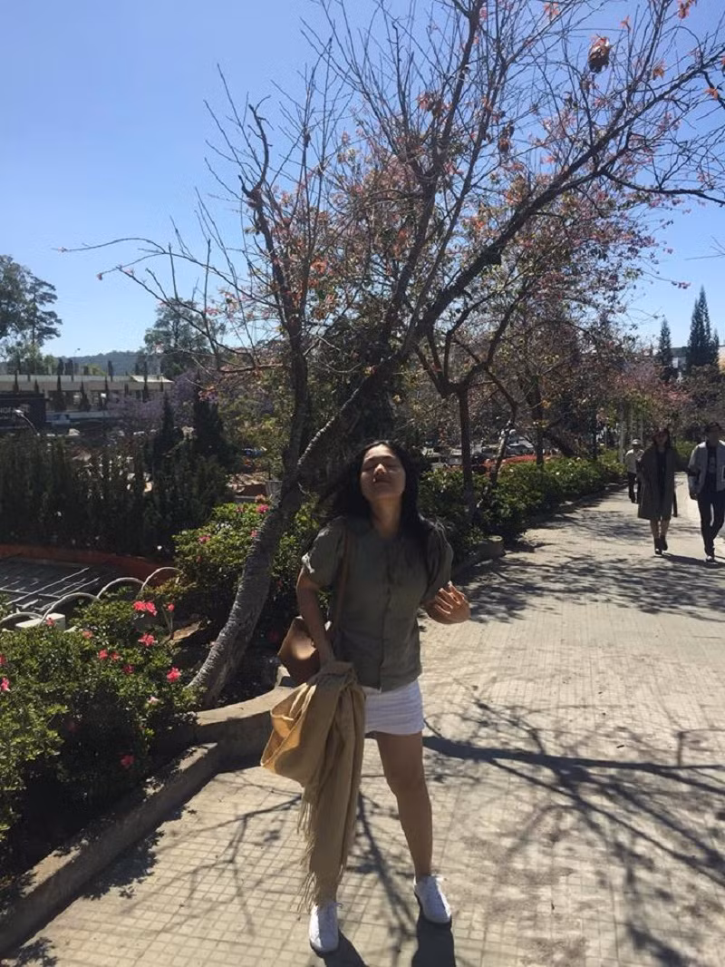 Trong bài viết của mình, M.T cho biết rằng mình rất bức xúc với cách chụp ảnh không có tâm của anh người yêu: "Nếu dư mà có hội ANTI NGƯỜI YÊU VÌ CHỤP ẢNH XẤU thì em xin phép là admin hoặc thành viên năng nổ nhất".