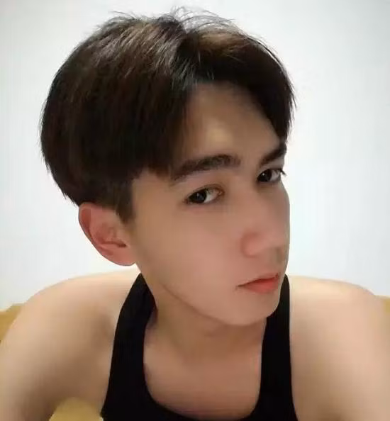 Vị trí làm việc mới của anh chàng "soái ca" đường sắt làm mưa, làm gió trong mạng xã hội đó là một chiếc buồng kính cũng trong khuôn viên của ga tàu điện ngầm Đại học Quảng Tây. Với việc điều chuyển này, BQL ga tàu điện ngầm vừa giải quyết được hai vấn đề đó là tránh ùn tắc và đảm bảo an toàn cho nhân viên của mình tránh bị các fan làm phiền.