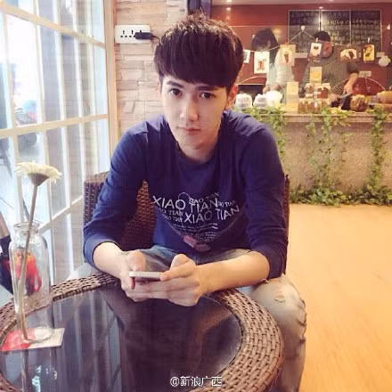 Được biết, "soái ca" tàu điện ngầm sinh năm 1995 và hiện tại vẫn đang độc thân nhưng cái tên chính thức của anh chàng này vẫn là một ẩn số với cư dân mạng.