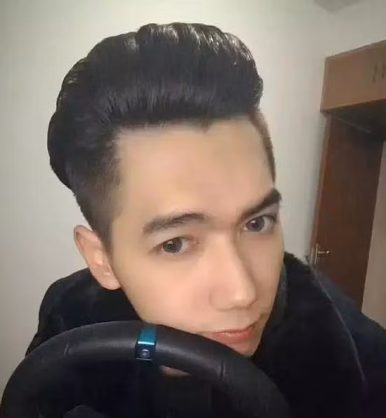 Khuôn mặt điển trai với đôi mắt sâu và sống mũi cao giúp chàng "soái ca" đường sắt chinh phục hàng loạt trái tim đang cô đơn của các fan nữ.