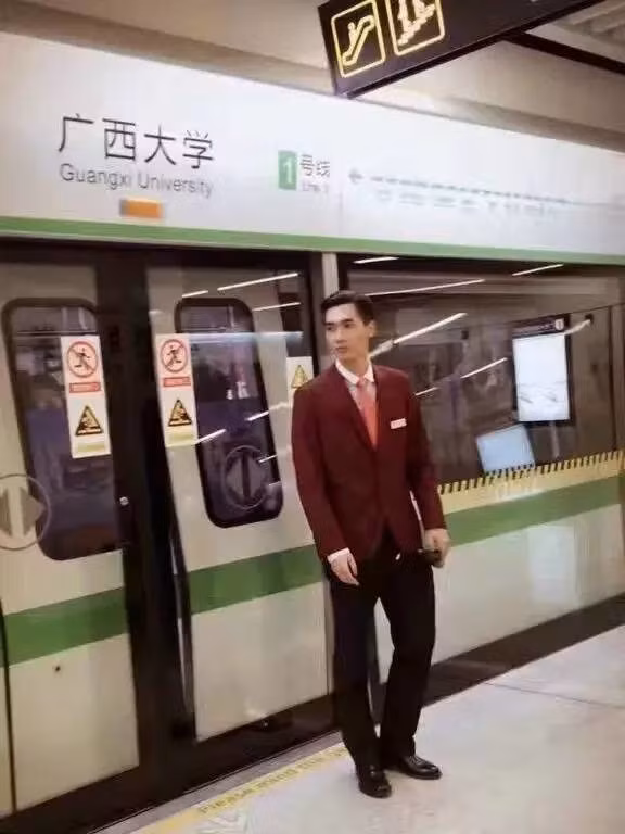 Trong thời gian qua, nhiều các cô gái trên mạng xã hội đã truyền tai nhau câu nói: "trai đẹp là một tài nguyên, thấy trai đẹp mà không ngắm, đó gọi là lãng phí". Trường hợp này rất đúng với anh chàng nhân viên đường sắt tại Nam Ninh - Trung Quốc.