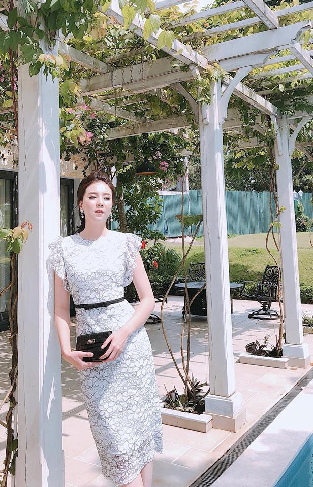 Mai Ngọc tên đầy đủ là Nguyễn Mai Ngọc, sinh năm 1990. Cách đây 10 năm khi còn là nữ sinh trường Amsterdam, cô bạn này đã "phủ sóng" trên nhiều kênh thông tin dành cho giới trẻ với tên gọi "hot girl Ngọc Xinh" hay "Cô gái thời tiết".