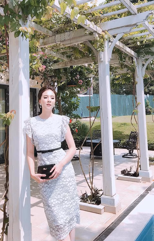 Mai Ngọc tên đầy đủ là Nguyễn Mai Ngọc, sinh năm 1990. Cách đây 10 năm khi còn là nữ sinh trường Amsterdam, cô bạn này đã "phủ sóng" trên nhiều kênh thông tin dành cho giới trẻ với tên gọi "hot girl Ngọc Xinh" hay "Cô gái thời tiết".