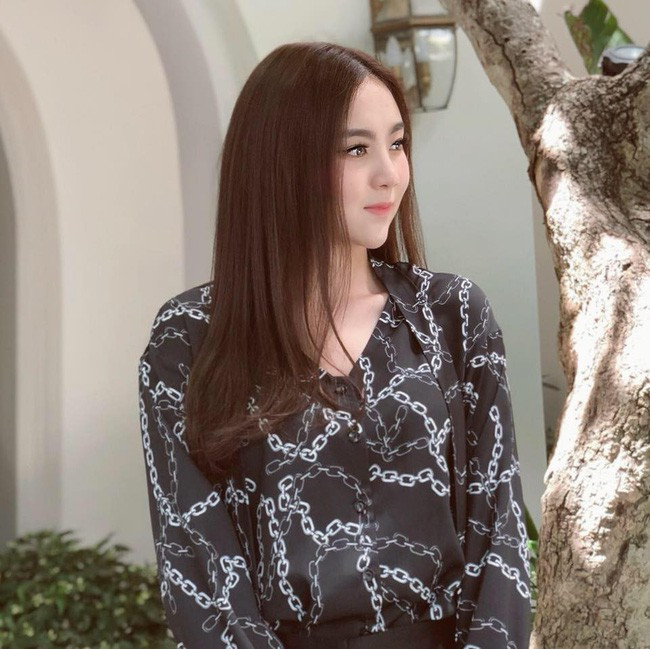 Đồng thời phong cách thời trang kín đáo nhưng vô cùng thanh lịch của Mai Ngọc cũng được nhiều chị em công sở học tập và vô cùng ngưỡng mộ. Chính vì vậy, hot girl thời tiết này mới bật ra để kinh doanh thương hiệu thời trang riêng của mình.