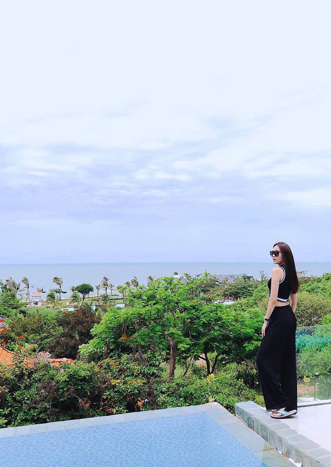 Mới đây nhất, Mai Ngọc khiến dân mạng trầm trồ khi khoe ảnh ăn vận cực quyến rũ trong chuyến đi du lịch nghỉ dưỡng. Đây được cho là khoảnh khắc gợi cảm hiếm hoi hot girl thời tiết này chia sẻ bởi nàng luôn theo đuổi phong cách kín đáo, thanh lịch.