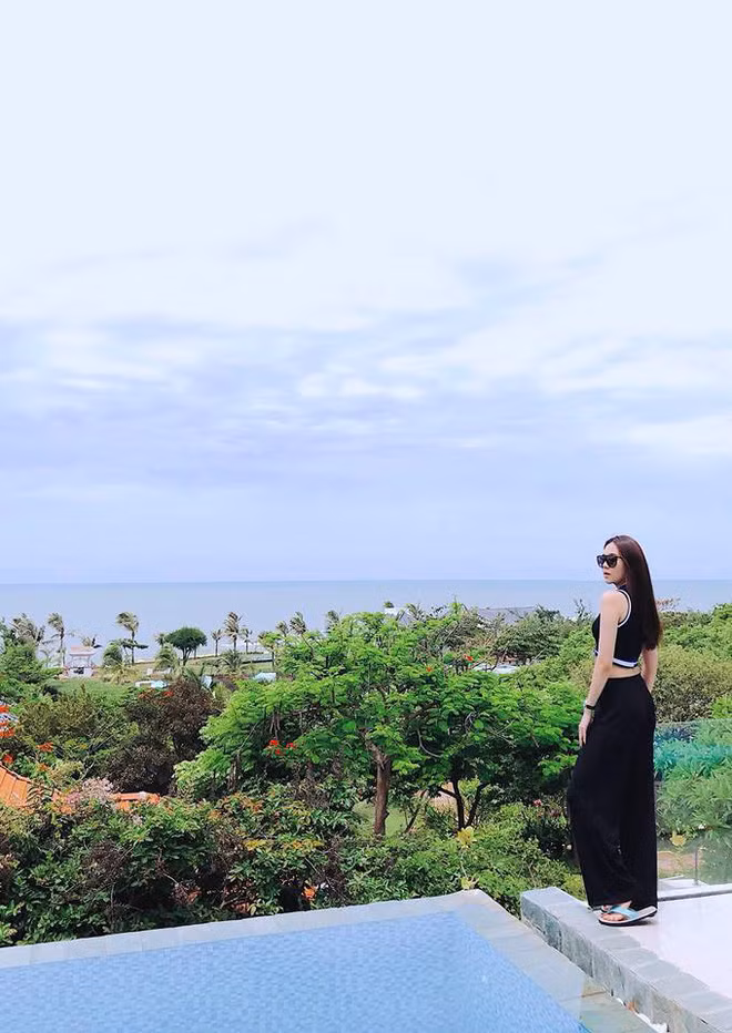 Mới đây nhất, Mai Ngọc khiến dân mạng trầm trồ khi khoe ảnh ăn vận cực quyến rũ trong chuyến đi du lịch nghỉ dưỡng. Đây được cho là khoảnh khắc gợi cảm hiếm hoi hot girl thời tiết này chia sẻ bởi nàng luôn theo đuổi phong cách kín đáo, thanh lịch.