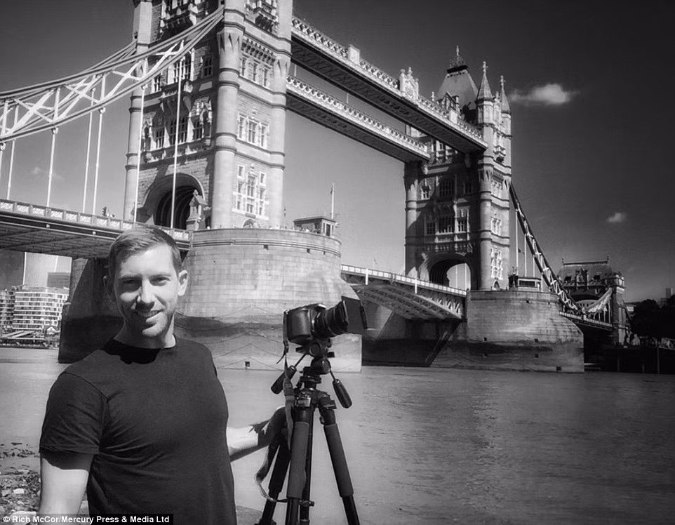 Chỉ bằng một cây kéo, vài tấm bìa cứng màu đen và một chiếc máy ảnh, Rich McCor đã cho ra đời rất nhiều bức ảnh đẹp.