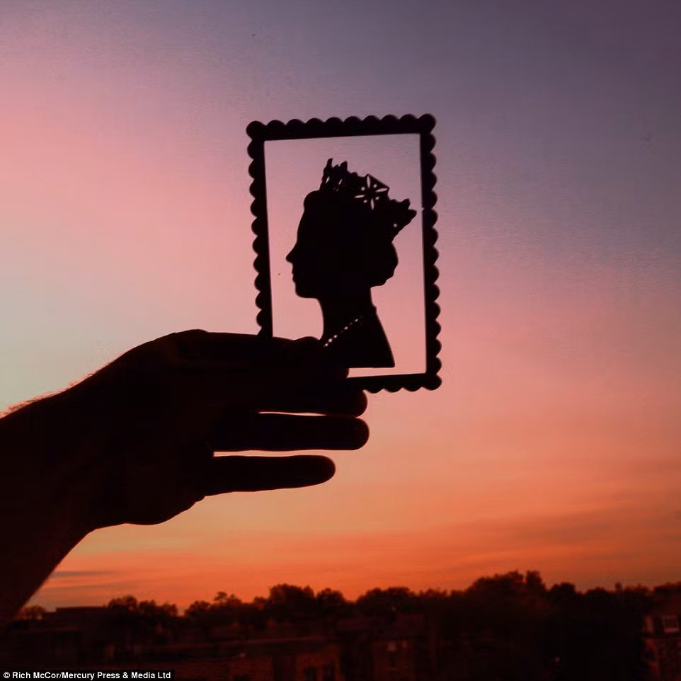 Nữ Hoàng Anh Elizabeth cũng được Rich McCor đưa vào tác phẩm nghệ thuật của mình. Ảnh: Instagram.