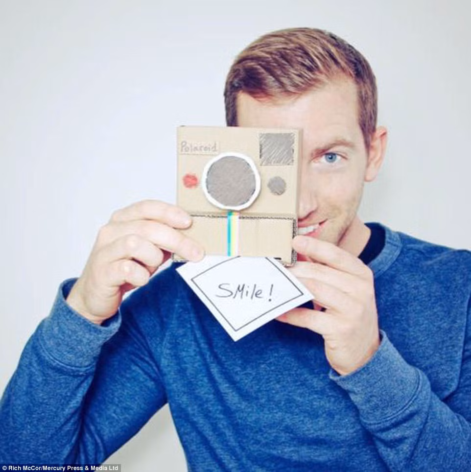 Rich McCor, 28 tuổi, đang làm cho một công ty sáng tạo ở London (Anh) đã mang đến cho giới trẻ những bức ảnh vô cùng đặc sắc.