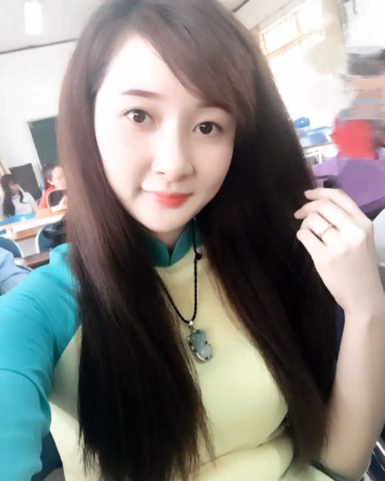 Nhiều người cho rằng, nước da của cô gái xinh đẹp Bình Dương này là sản phẩm của màn chỉnh ảnh kỳ công hoặc sử dụng chất kích trắng.