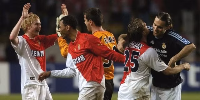 Tuy nhiên, khi Ludovic Giuly gỡ bàn và Morientes, người đang được Real Madrid cho Monaco mượn, nâng tỷ số lên 2-1, người Madrid bắt đầu lo lắng. Phút 66, Giuly một lần nữa lập công với 1 pha đánh gót điệu nghệ chính thức tiễn đại gia của bóng đá châu Âu rời Champions League.