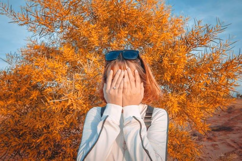 Cái đẹp của sắc vàng rực rỡ ấy đã làm không biết bao con tim xao xuyến, rất đông du khách đi qua đều dừng lại ngắm nhìn, checkin, ngay cả những cặp đôi chụp hình cưới cũng không bỏ lỡ cơ hội một năm hoa nở một lần này.