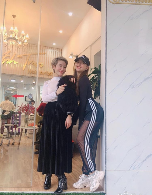 Những bài đăng trên mạng xã hội của Nhật Lê bị "soi" từ đầu đến cuối, từ chữ nghĩa cho đến quần áo, dáng đứng... Bức ảnh mới nhất cô gái đến từ Quảng Trị đăng lên mạng xã hội bị cộng đồng mạng bàn tán khá nhiều. Dù chỉ là ảnh chụp cùng bạn bè bình thường nhưng cách tạo dáng của bạn gái cầu thủ đội tuyển U23 Việt Nam khiến mọi người chú ý nhiều hơn đến vòng 3 cô nàng.