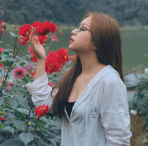 Trước đó, cô nàng bị chỉ trích dữ dội vì mặc áo hở ngực phản cảm khi đi chùa. Đã vậy còn vô tư chụp ảnh "sống ảo" và đăng lên Facebook.