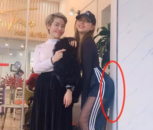 Cũng như thường lệ, Nhật Lê không ngại khoe vòng ba săn chắc, bốc lửa của mình. Dù chỉ mặc quần thể thao dài nhưng vẫn thấy rõ sự sexy. Thế nhưng, khi nhìn kĩ, mọi người lại nhận ra sự bất thường. Bức tường ngay phía sau bị cong đi rõ rệt.