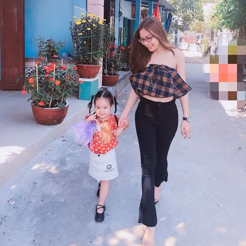 Cũng chính do chọn thời trang sexy nên dù chỉ sinh năm 1999 nhưng \bạn gái cầu thủ tuyển U23 Việt Nam này nhìn chững chạc, già dặn hơn khá nhiều.