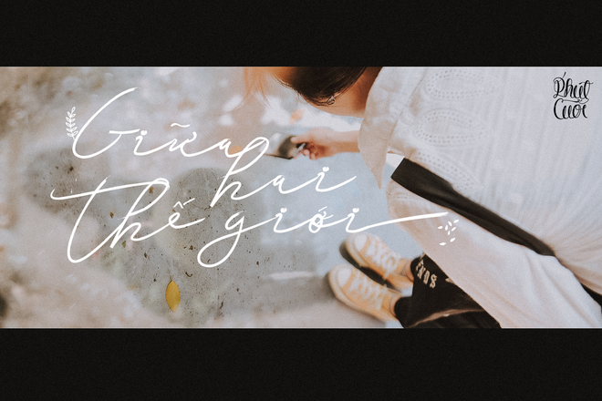 Chỉ với 8 bức ảnh, bộ ảnh "Giữa hai thế giới" như một lăng kính phản chiếu gắn kết quá khứ với hiện tại, tái hiện những hình ảnh quen thuộc bình dị của hồi ức đã qua và gợi nhắc về những thanh âm thân thuộc cho lứa đàn anh của Học viện Báo chí trước khi ra trường.