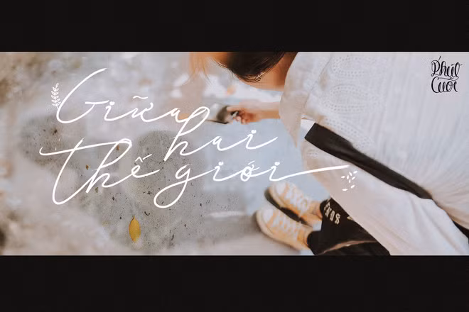 Chỉ với 8 bức ảnh, bộ ảnh "Giữa hai thế giới" như một lăng kính phản chiếu gắn kết quá khứ với hiện tại, tái hiện những hình ảnh quen thuộc bình dị của hồi ức đã qua và gợi nhắc về những thanh âm thân thuộc cho lứa đàn anh của Học viện Báo chí trước khi ra trường.