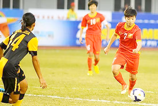 Trong hai năm gần đây, Tuyết Dung chứng tỏ được sự trưởng thành từng bước, trở thành trụ cột của ĐTQG. Nếu so về danh tiếng, có thể Tuyết Dung không thể bằng Minh Nguyệt và Kiều Trinh. Nhưng xét về thành tích và phong độ trong năm 2014, có thể tiền vệ trẻ này nhỉnh hơn hai đàn chị rất nhiều.