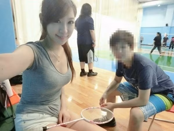 Dân mạng cho rằng Queena Lee xinh đẹp chẳng thua kém bất cứ hot girl nào hiện nay và vóc dáng, vẻ đẹp của cô hoàn toàn phù hợp với công việc của một người mẫu.