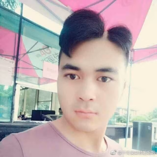 Muốn làm "soái ca" đầu bổ luống nhưng quá lố nên thành hai mái rõ ràng.