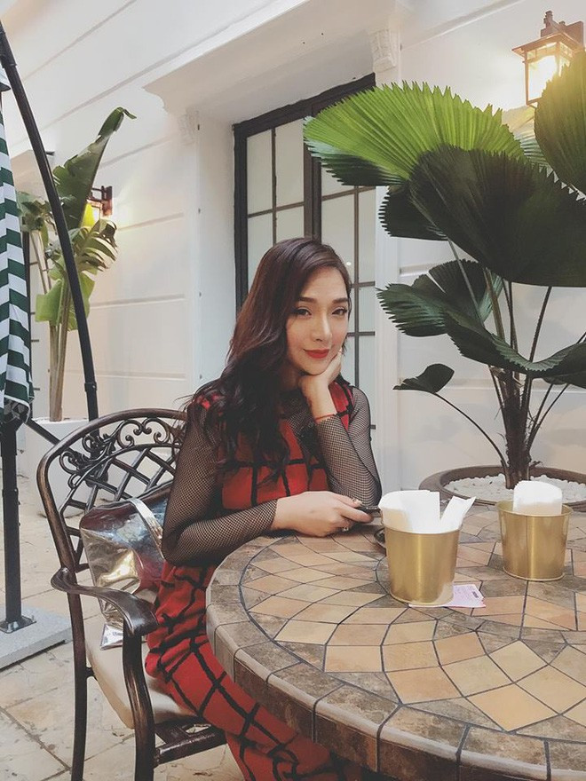 Đào Anh không may mắn như những đứa trẻ khác, gia đình cô nàng sớm ly tán bởi cuộc hôn nhân tan vỡ của bố mẹ, điều này khiến bạn trẻ này càng trở nên lạc lõng và chông chênh. Đào Anh không có mẹ để than thở, để khóc, cô cũng không có bố để mang ra đe dọa trước lời trêu ghẹo ác ý đến từ những người bạn ở trường.