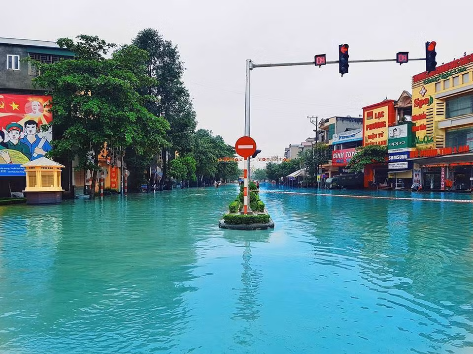 Nhiều dân mạng vì không ra đường được nên đã rảnh tay chế ảnh màu nước của một con đường ngập lụt trở nên lãng mạn.