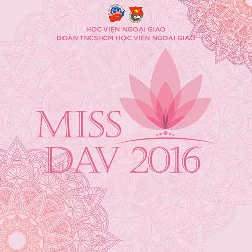 Thi sinh Hoa khoi Ngoai giao thuot tha ao dai