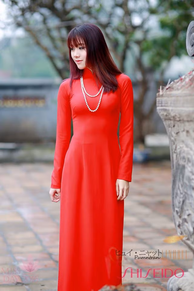 Mới đây, các thí sinh của cuộc thi sắc đẹp Học viện Ngoại giao đã đăng tải bộ ảnh thướt tha trong tà áo dài khiến nhiều người phải ngây ngất ngắm nhìn.