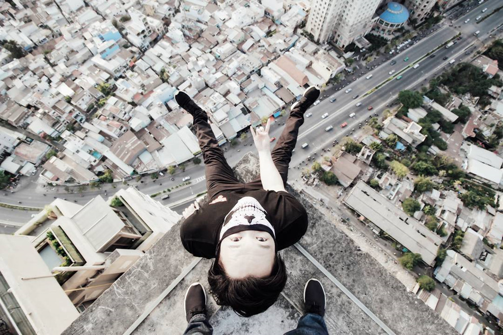 Sau khi "gây bão" ở nước ngoài, "Rooftopping" đã lan truyền đến nhiều ở Việt Nam. Tuy nhiên, nhiều người vẫn nhầm lẫn nó với "parkour" – một trò mạo hiểm, mang phong cách hip hop với những cú nhảy, nhào lộn ngoạn mục.