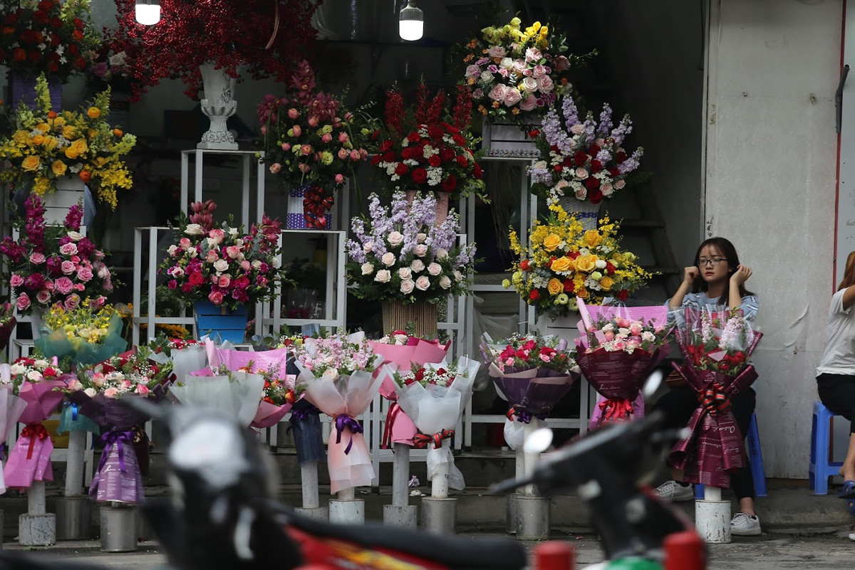 Ngay trong ngày Valentine nhưng các hàng quán bán hoa vẫn vắng vẻ, ít khách.