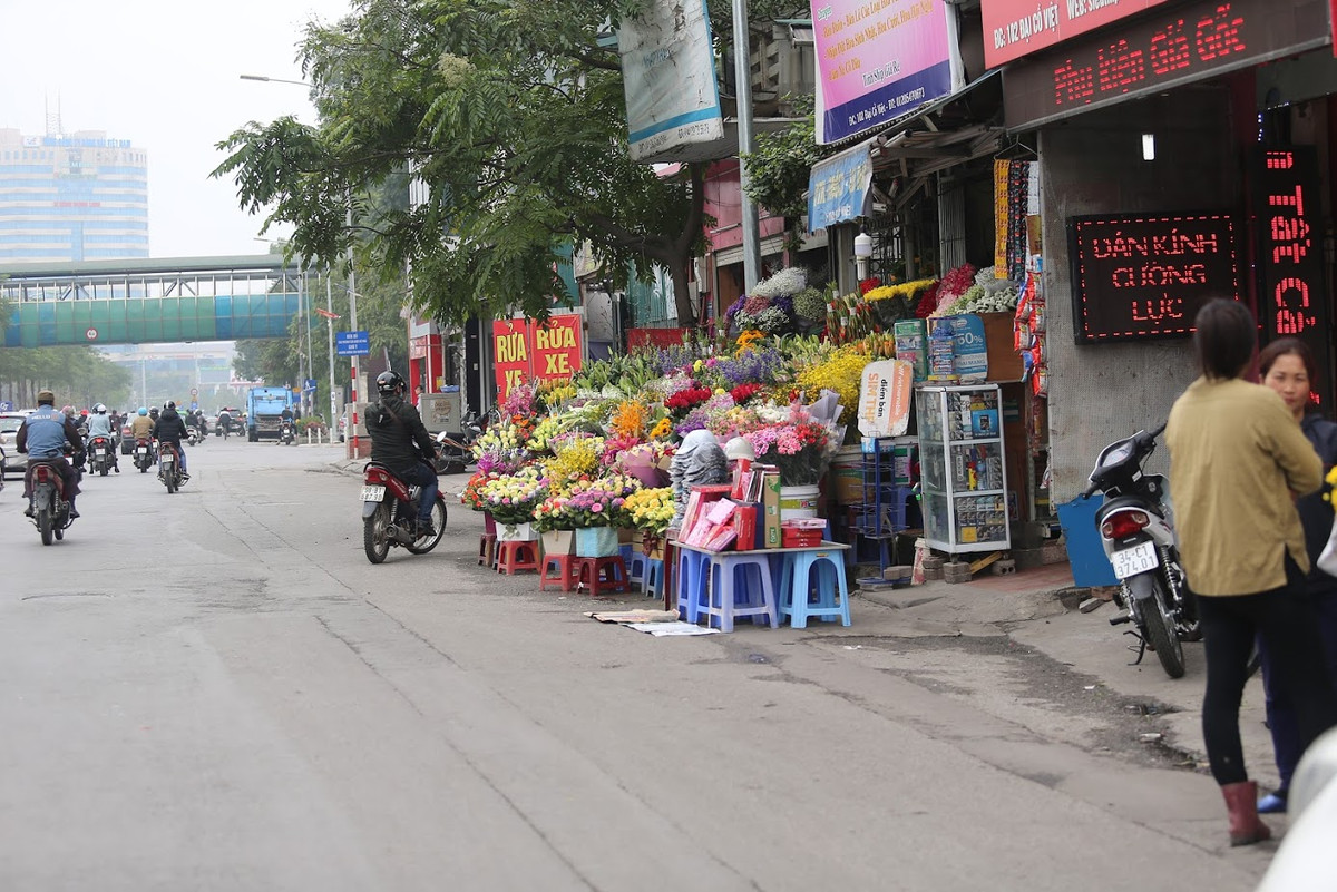 Năm nào cũng vậy, cứ gần đến ngày Valentine là trên khắp các nẻo đường lại xuất hiện những hàng bán hoa hồng, quà lưu niệm, socola...