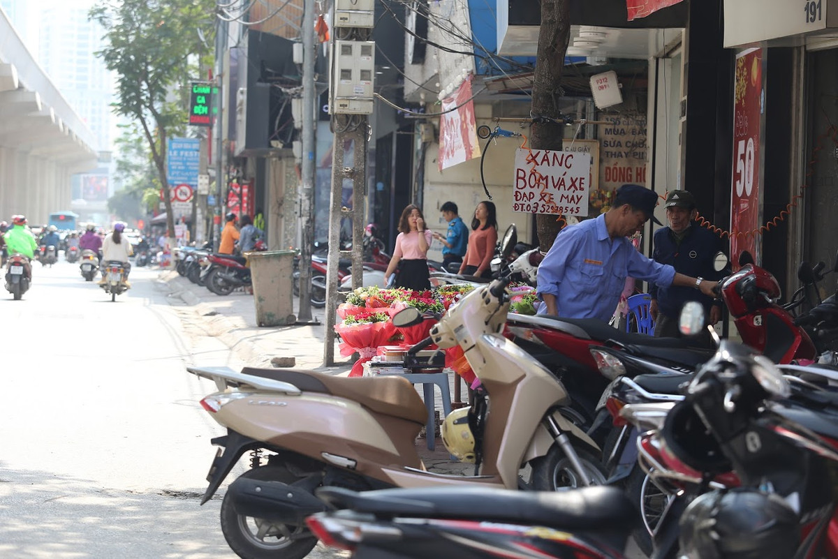 Chị Khánh Vân (cửa hàng hoa trên phố Đặng Tiến Đông) chia sẻ: "Chị dọn hàng ra từ sáng nhưng mới bán được vài bó hoa, mọi năm ngày 13 là đắt hàng lắm rồi. Không biết năm nay sao mà ế quá".