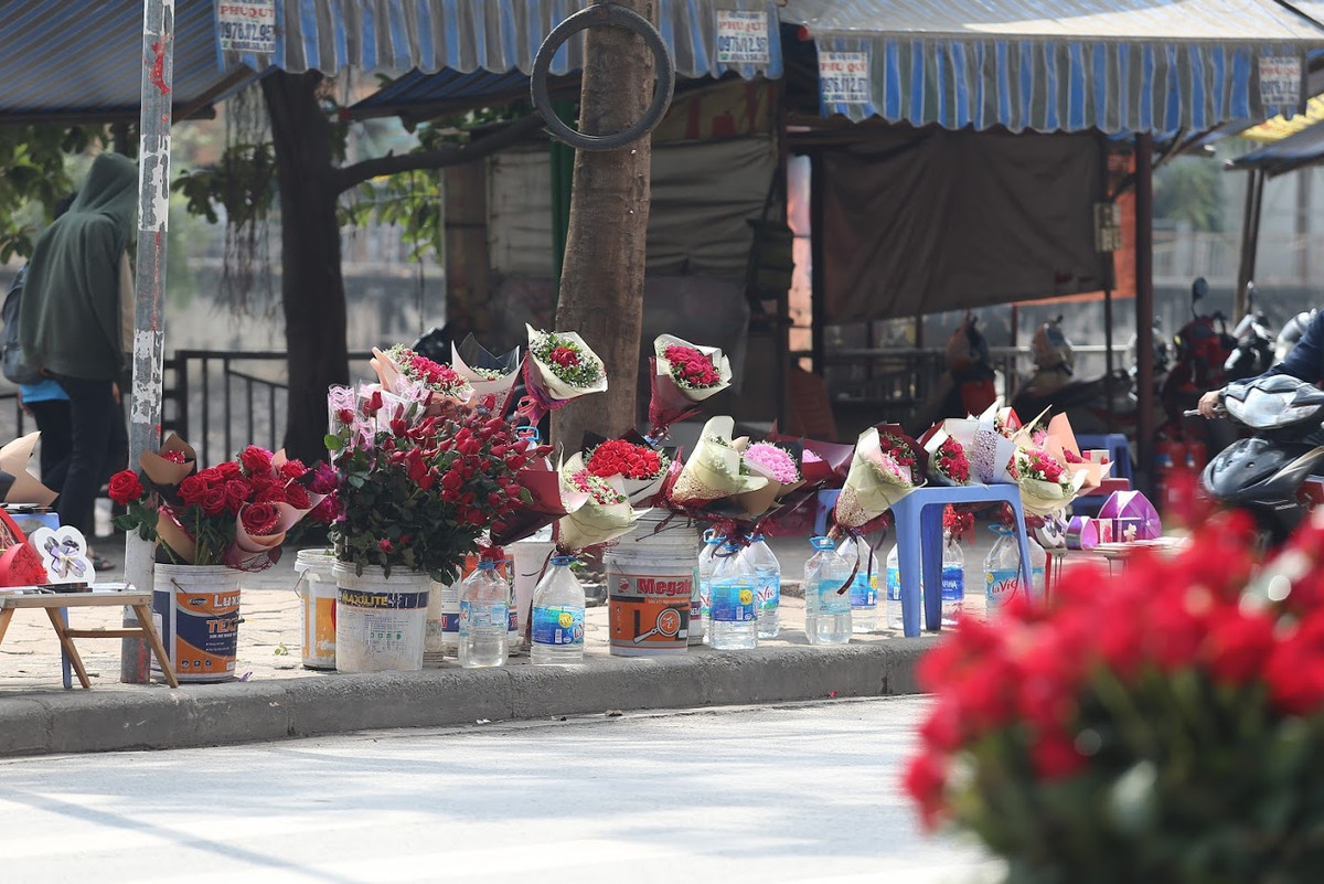 Hình ảnh nhiều hàng hoa vỉa hè không một bóng khách, hoa ủ rũ dưới trời nắng nóng khiến nhiều người bán hàng ngao ngán.