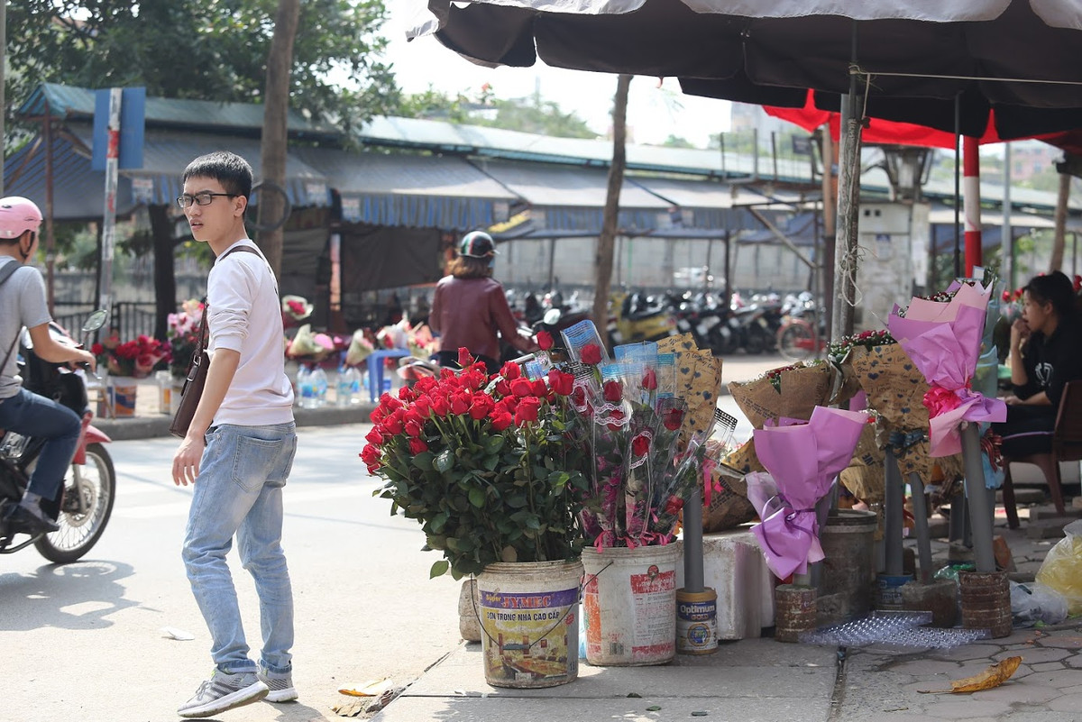Valetine cũng là dịp các bạn sinh viên tranh thủ kiếm thêm thu nhập. Tuy nhiên, năm nay việc kinh doanh không thuận lợi với nhiều người. Bạn Minh Hoa (sinh viên ĐHQG Hà Nội) cho biết: "Mình mua hoa từ chợ đầu mối và một số người quen về bán nhưng năm nay không bán được nhiều như mọi năm. Có vẻ như khách hàng đã đổi hướng sang mua những món quà thiết thực hơn để tặng người thân nên hạn chế mua hoa hơn".