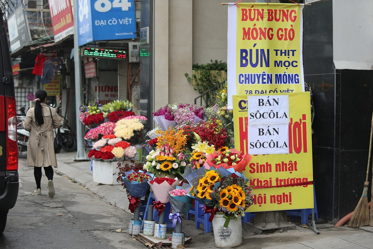 Thị trường hoa Valentine mọi năm thường rất sôi động, đặc biệt là hoa hồng. Nhiều cửa hàng hoa lớn, nhỏ tại Hà Nội vì thế đã nhập số lượng lớn về để chuẩn bị bán.