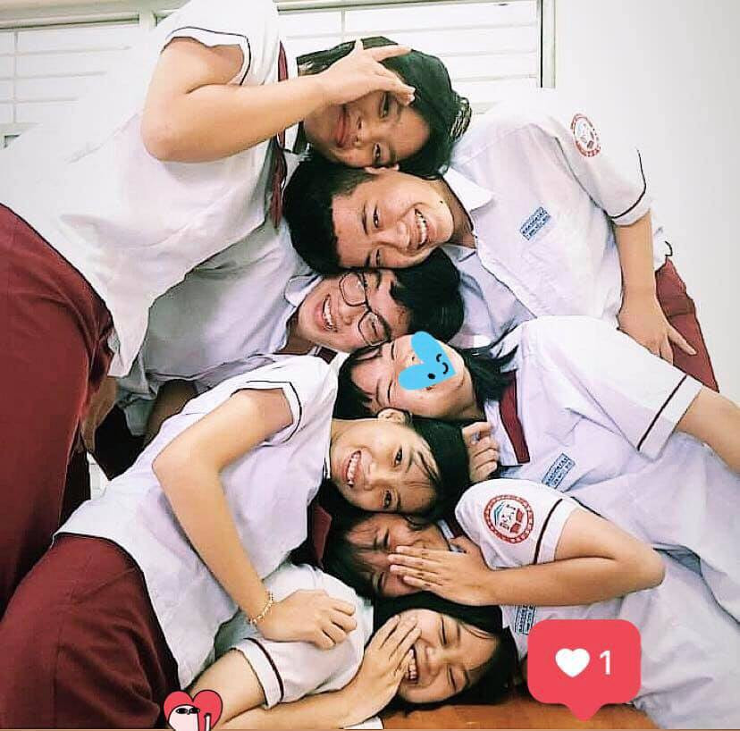 Không quá phức tạp hay đòi hỏi nhiều sự khéo léo như những trào lưu chụp ảnh nhóm trước đây, nhưng để có một bức ảnh gác đầu lên nhau đẹp và đúng chất, biểu cảm của người tham gia rất quan trọng.