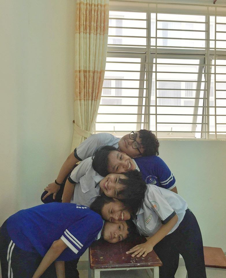 Cách làm khá đơn giản của kiểu chụp ảnh nhóm này tạo ra các bức ảnh nhóm độc đáo và hài hước.