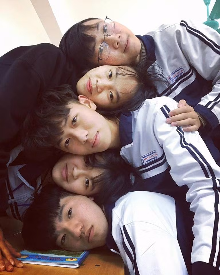 Ai ở dưới thì hơi khổ một chút, nhưng không sao, tất cả hy sinh vì một bức ảnh nhóm để đời.