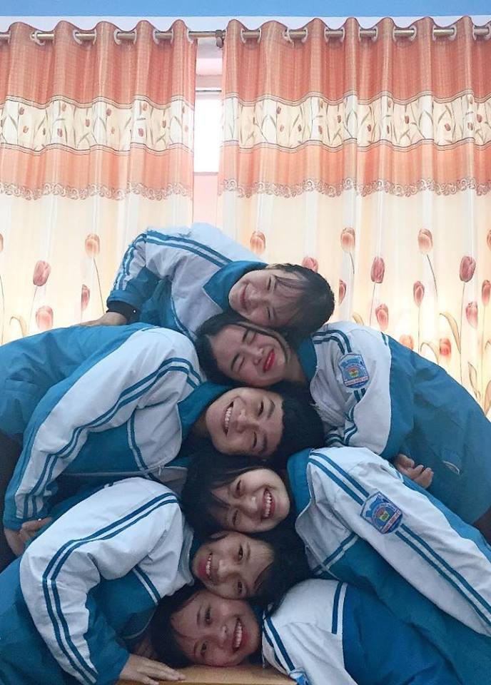 Với trào lưu chụp ảnh nhóm mới này, một nhóm bạn không giới hạn số người sẽ gác đầu lên nhau và đổi hướng đứng xen kẽ.