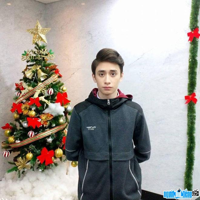 Tuy nhiên, chẳng bao lâu sau khi tạo sóng trên MXH, chàng MC điển trai Daniel Shulyndin lại đăng những hình ảnh ở một trang trại và làm công việc vườn tược.